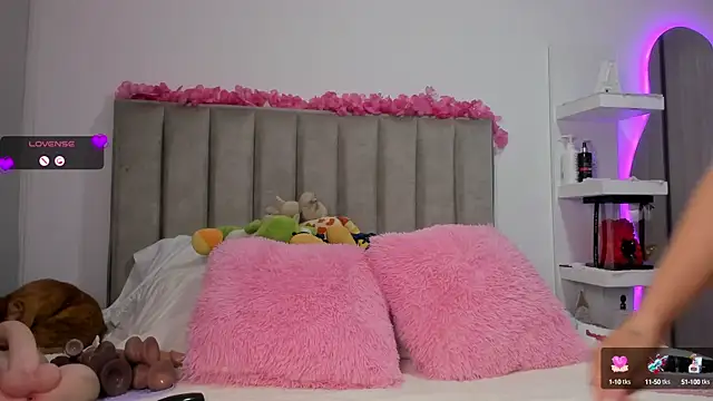 Snapshot of Queen_Antonella_Oficial chatting on 02-27-25, 11:52 Queen Antonella Oficial online show from 02-27-25, 11:52