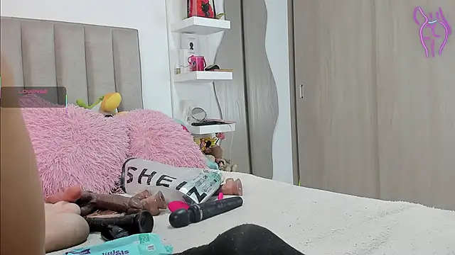 Snapshot of Queen_Antonella_Oficial chatting on 09-13-25, 02:39 Queen Antonella Oficial online show from 09-13-25, 02:39