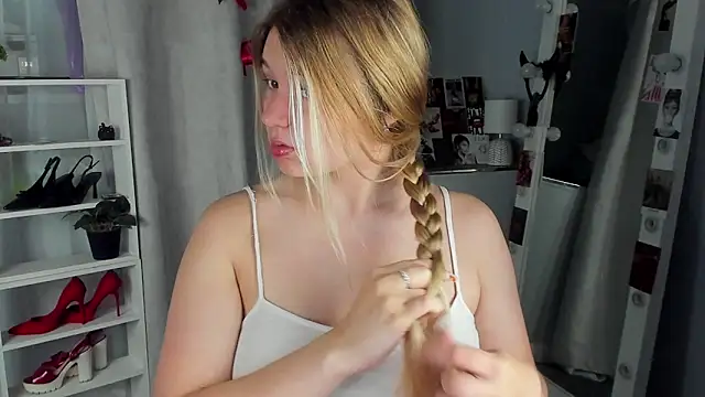 Snapshot of Rebecca_Kelly chatting on 09-20-25, 02:01 Rebecca Kelly online show from 09-20-25, 02:01