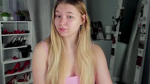 Snapshot of Rebecca_Kelly chatting on 10-22-25, 02:01 Rebecca Kelly online show from 10-22-25, 02:01