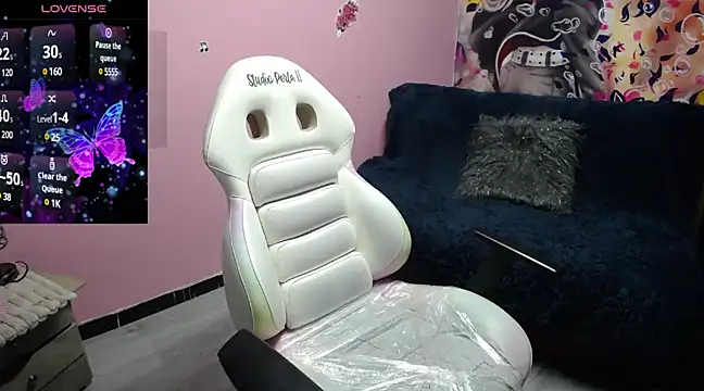 Snapshot of sailor_moon07 chatting on 03-06-25, 03:35 sailor moon07 online show from 03-06-25, 03:35