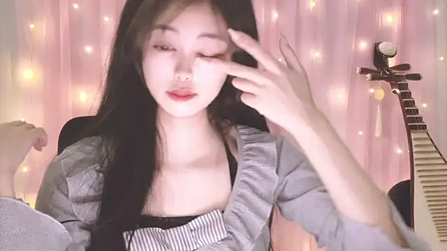 Snapshot of ---MIA--- chatting on 10-24-25, 01:29 ---MIA--- online show from 10-24-25, 01:29