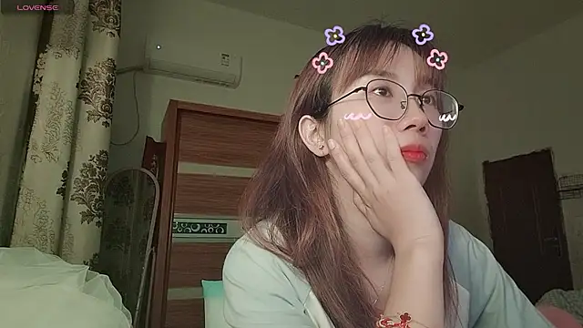Snapshot of Lili_666 chatting on 05-19-26, 04:13 Lili 666 online show from 05-19-26, 04:13