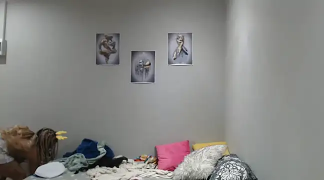 Snapshot of CREAMYCUPCAKExxx chatting on 12-04-24, 06:50 CREAMYCUPCAKExxx online show from 12-04-24, 06:50