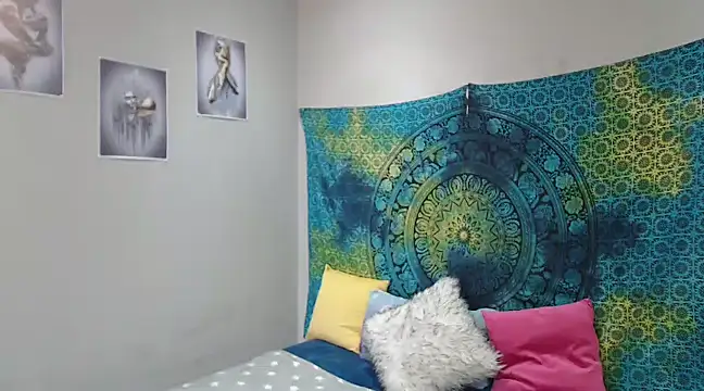 Snapshot of CREAMYCUPCAKExxx chatting on 12-29-24, 06:56 CREAMYCUPCAKExxx online show from 12-29-24, 06:56