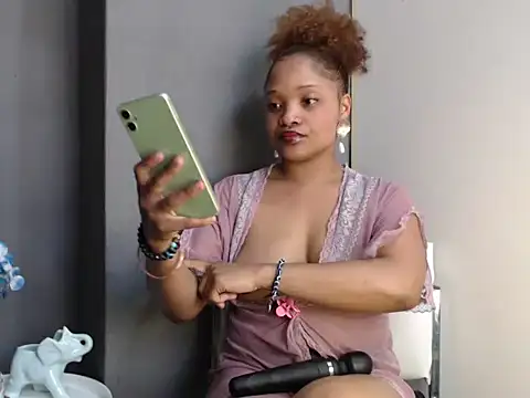 Snapshot of CREAMYCUPCAKExxx chatting on 10-09-25, 10:13 CREAMYCUPCAKExxx online show from 10-09-25, 10:13