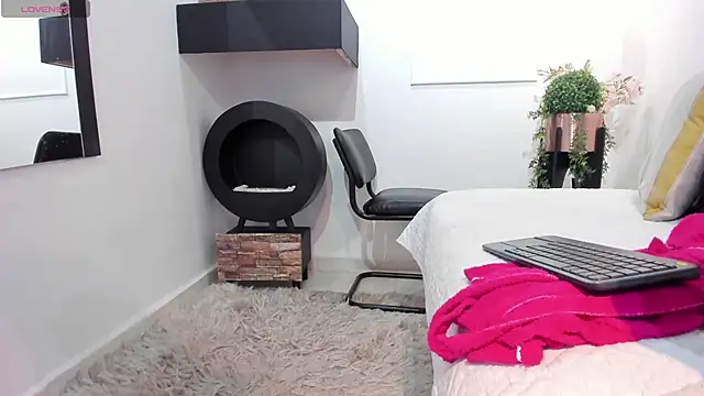 Miranda doll  online show from 03-12-25, 12:15