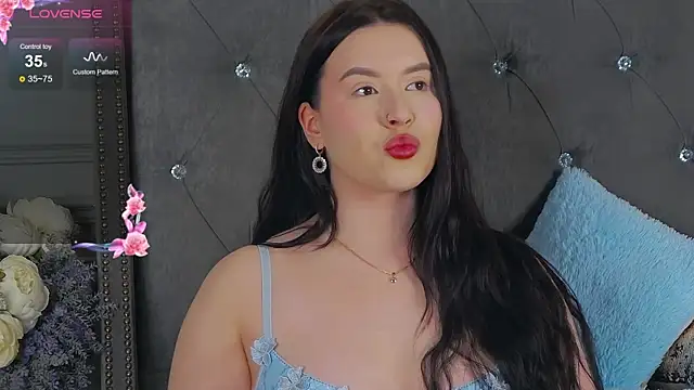 Snapshot of TrishaWinslet chatting on 01-11-25, 03:42 TrishaWinslet online show from 01-11-25, 03:42