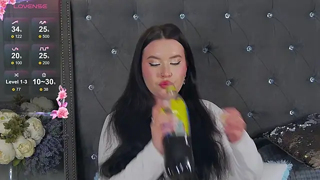 Snapshot of TrishaWinslet chatting on 01-11-25, 08:43 TrishaWinslet online show from 01-11-25, 08:43