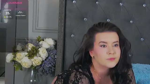 Snapshot of TrishaWinslet chatting on 02-07-25, 02:29 TrishaWinslet online show from 02-07-25, 02:29