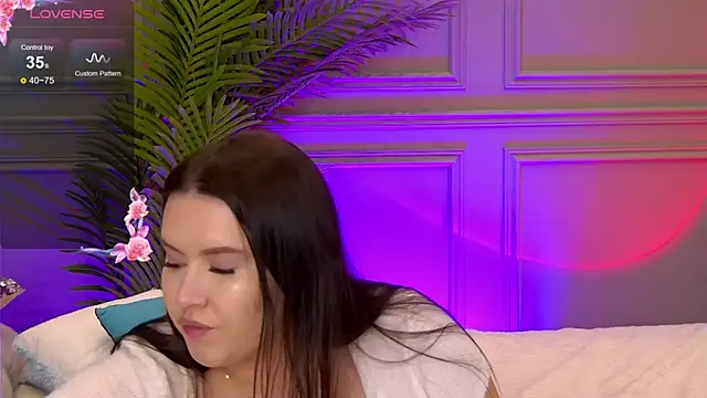 Snapshot of TrishaWinslet chatting on 03-11-25, 06:53 TrishaWinslet online show from 03-11-25, 06:53