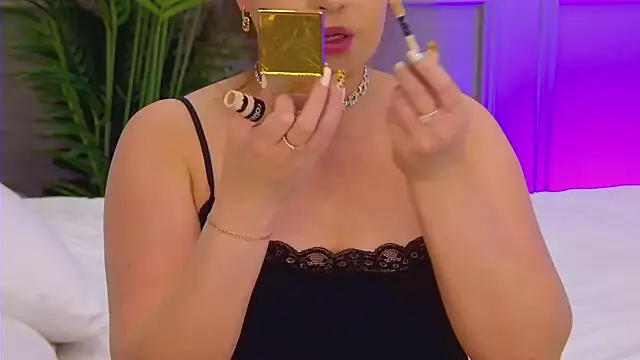 Snapshot of TrishaWinslet chatting on 09-27-25, 05:23 TrishaWinslet online show from 09-27-25, 05:23