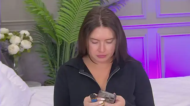 Snapshot of TrishaWinslet chatting on 10-05-25, 05:17 TrishaWinslet online show from 10-05-25, 05:17