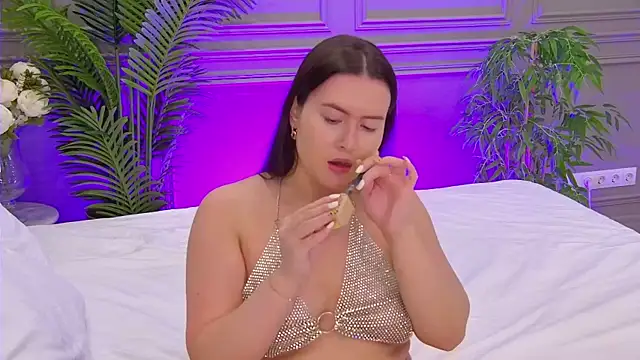 Snapshot of TrishaWinslet chatting on 10-19-25, 06:47 TrishaWinslet online show from 10-19-25, 06:47