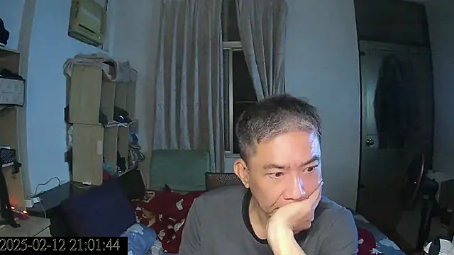 Snapshot of YuHsuant chatting on 02-12-25, 01:06 YuHsuant online show from 02-12-25, 01:06