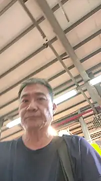 Snapshot of YuHsuant chatting on 12-18-25, 10:21 YuHsuant online show from 12-18-25, 10:21