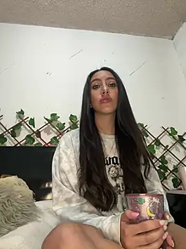 Snapshot of FrancellyHot chatting on 12-12-24, 03:32 FrancellyHot online show from 12-12-24, 03:32