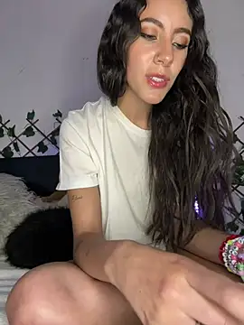 Snapshot of FrancellyHot chatting on 12-20-24, 05:25 FrancellyHot online show from 12-20-24, 05:25