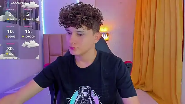 Snapshot of Nathan_Bluee chatting on 12-10-24, 07:32 Nathan Bluee online show from 12-10-24, 07:32