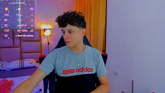 Snapshot of Nathan_Bluee chatting on 02-19-25, 01:50 Nathan Bluee online show from 02-19-25, 01:50