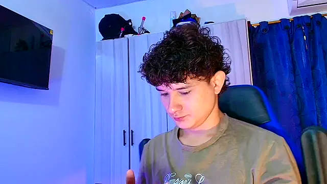 Snapshot of Nathan_Bluee chatting on 12-17-25, 04:46 Nathan Bluee online show from 12-17-25, 04:46