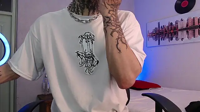 Snapshot of Andy_bapho chatting on 12-31-24, 02:14 Andy bapho online show from 12-31-24, 02:14