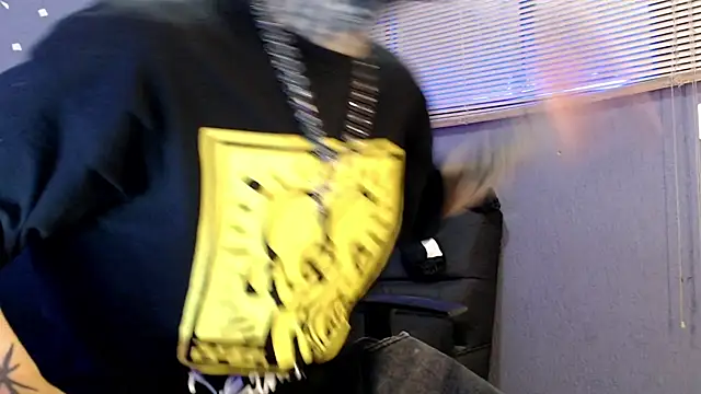 Snapshot of Andy_bapho chatting on 10-08-25, 02:36 Andy bapho online show from 10-08-25, 02:36