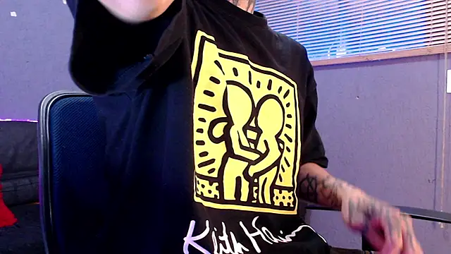 Snapshot of Andy_bapho chatting on 10-15-25, 02:28 Andy bapho online show from 10-15-25, 02:28