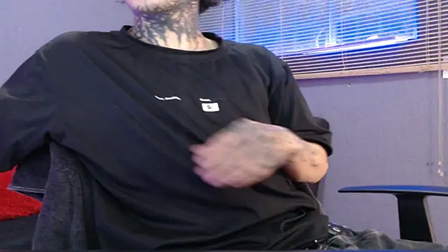 Snapshot of Andy_bapho chatting on 11-10-25, 02:49 Andy bapho online show from 11-10-25, 02:49