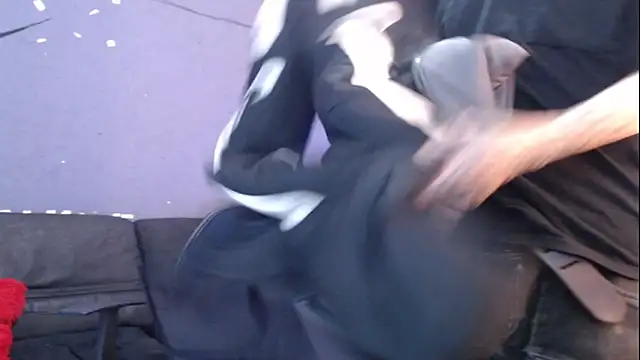 Snapshot of Andy_bapho chatting on 12-20-25, 02:57 Andy bapho online show from 12-20-25, 02:57