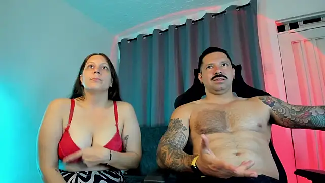 Snapshot of FreeLoveCouple chatting on 09-12-25, 02:11 FreeLoveCouple online show from 09-12-25, 02:11