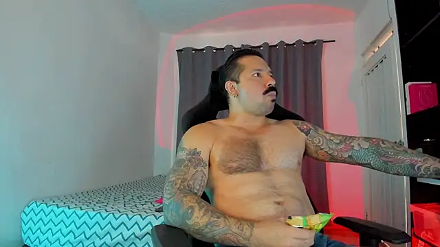 Snapshot of FreeLoveCouple chatting on 12-02-25, 03:18 FreeLoveCouple online show from 12-02-25, 03:18