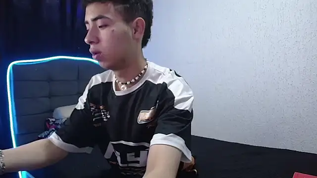 sexybat twink online show from 12-23-24, 08:03