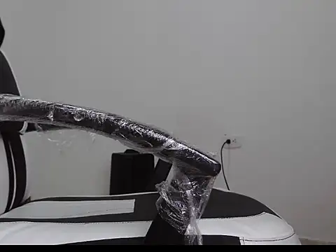 Snapshot of queen_findom chatting on 09-16-25, 04:46 queen findom online show from 09-16-25, 04:46