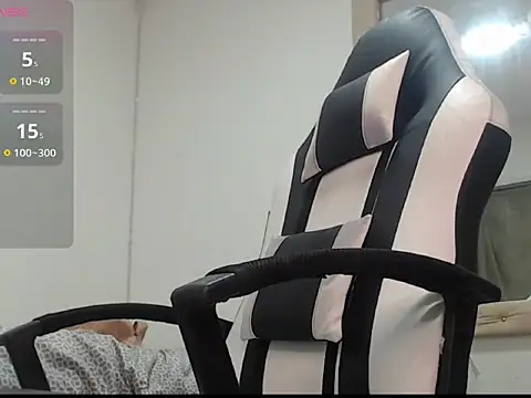 Snapshot of queen_findom chatting on 11-05-25, 03:17 queen findom online show from 11-05-25, 03:17