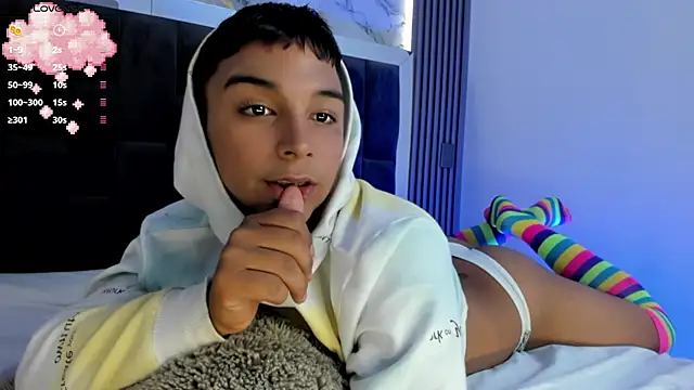 Snapshot of Seductivo_jr chatting on 09-28-25, 03:23 Seductivo jr online show from 09-28-25, 03:23