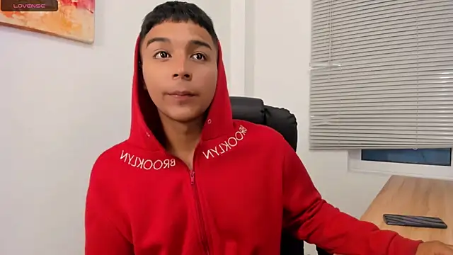 Snapshot of Seductivo_jr chatting on 10-24-25, 05:15 Seductivo jr online show from 10-24-25, 05:15