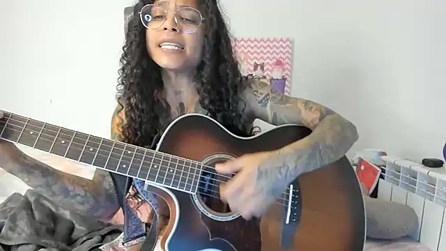 Snapshot of Ama_music chatting on 01-05-25, 09:57 Ama music online show from 01-05-25, 09:57