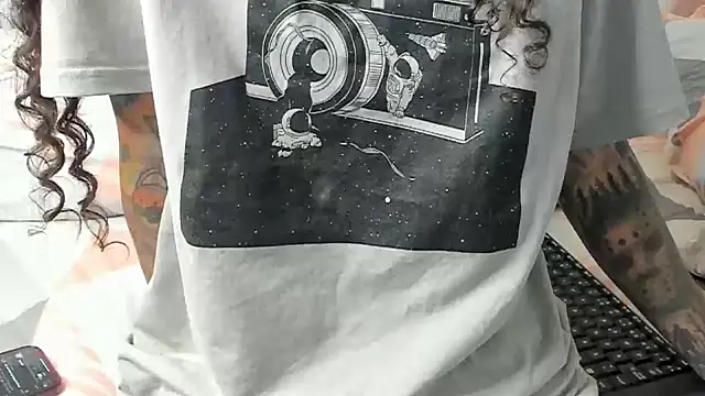 Snapshot of Ama_music chatting on 01-24-25, 06:35 Ama music online show from 01-24-25, 06:35