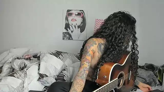 Snapshot of Ama_music chatting on 02-08-25, 07:27 Ama music online show from 02-08-25, 07:27