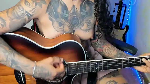 Snapshot of Ama_music chatting on 09-19-25, 01:56 Ama music online show from 09-19-25, 01:56