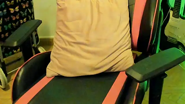 Snapshot of Ama_music chatting on 09-22-25, 10:17 Ama music online show from 09-22-25, 10:17