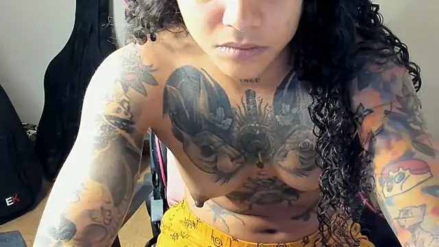 Snapshot of Ama_music chatting on 10-01-25, 07:36 Ama music online show from 10-01-25, 07:36