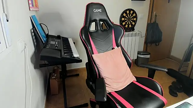 Snapshot of Ama_music chatting on 10-06-25, 08:45 Ama music online show from 10-06-25, 08:45