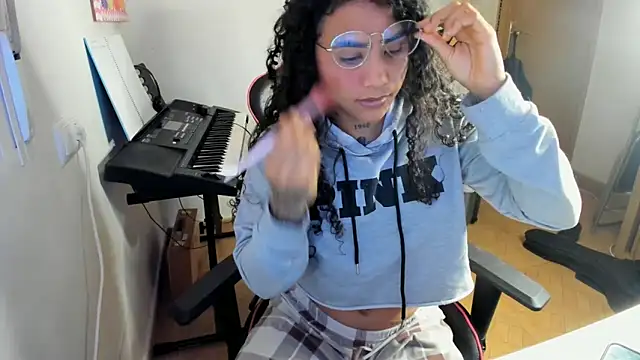 Snapshot of Ama_music chatting on 10-08-25, 07:39 Ama music online show from 10-08-25, 07:39