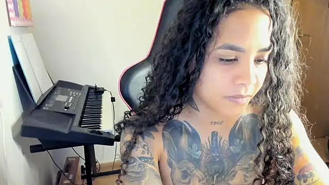 Snapshot of Ama_music chatting on 10-15-25, 10:04 Ama music online show from 10-15-25, 10:04