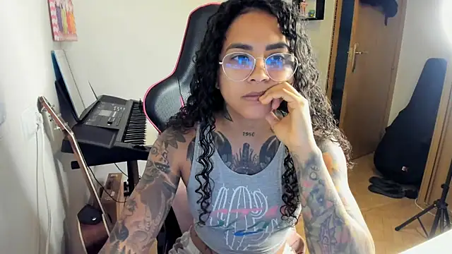 Snapshot of Ama_music chatting on 10-16-25, 07:42 Ama music online show from 10-16-25, 07:42