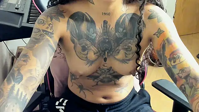 Snapshot of Ama_music chatting on 10-17-25, 10:07 Ama music online show from 10-17-25, 10:07