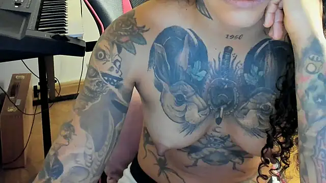 Snapshot of Ama_music chatting on 10-18-25, 11:44 Ama music online show from 10-18-25, 11:44