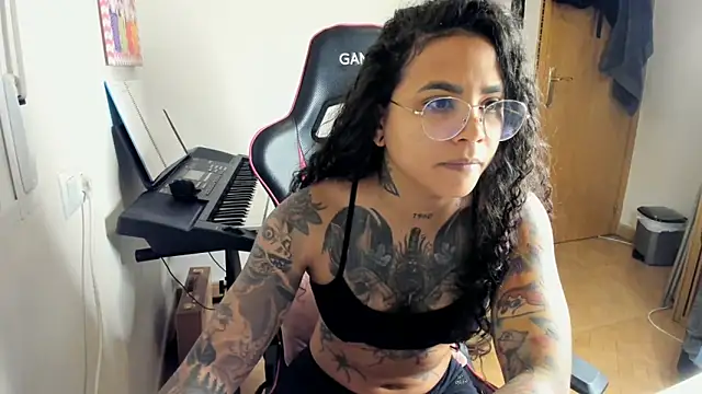 Snapshot of Ama_music chatting on 10-25-25, 09:39 Ama music online show from 10-25-25, 09:39